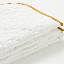 Load image into Gallery viewer, 4 Layered Gauze Bed Pad with Absorbent Cotton [Kyo Wazarashi Mensya]

